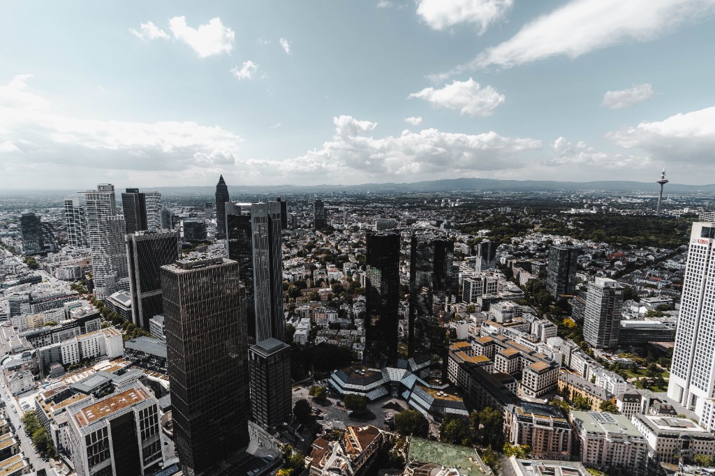 Objektschutz vor Frankfurter Firmengebäuden und Bürotürmen